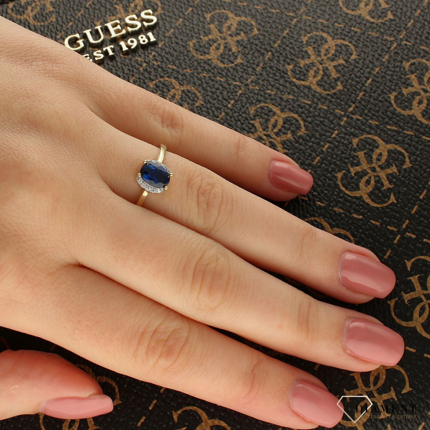 Złoty pierścionek z niebieską cyrkonią dookoła z białą PI 4889A (1).jpg